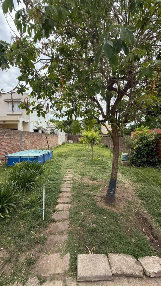 Casa de 3 dorm, cochera y gran fondo verde.