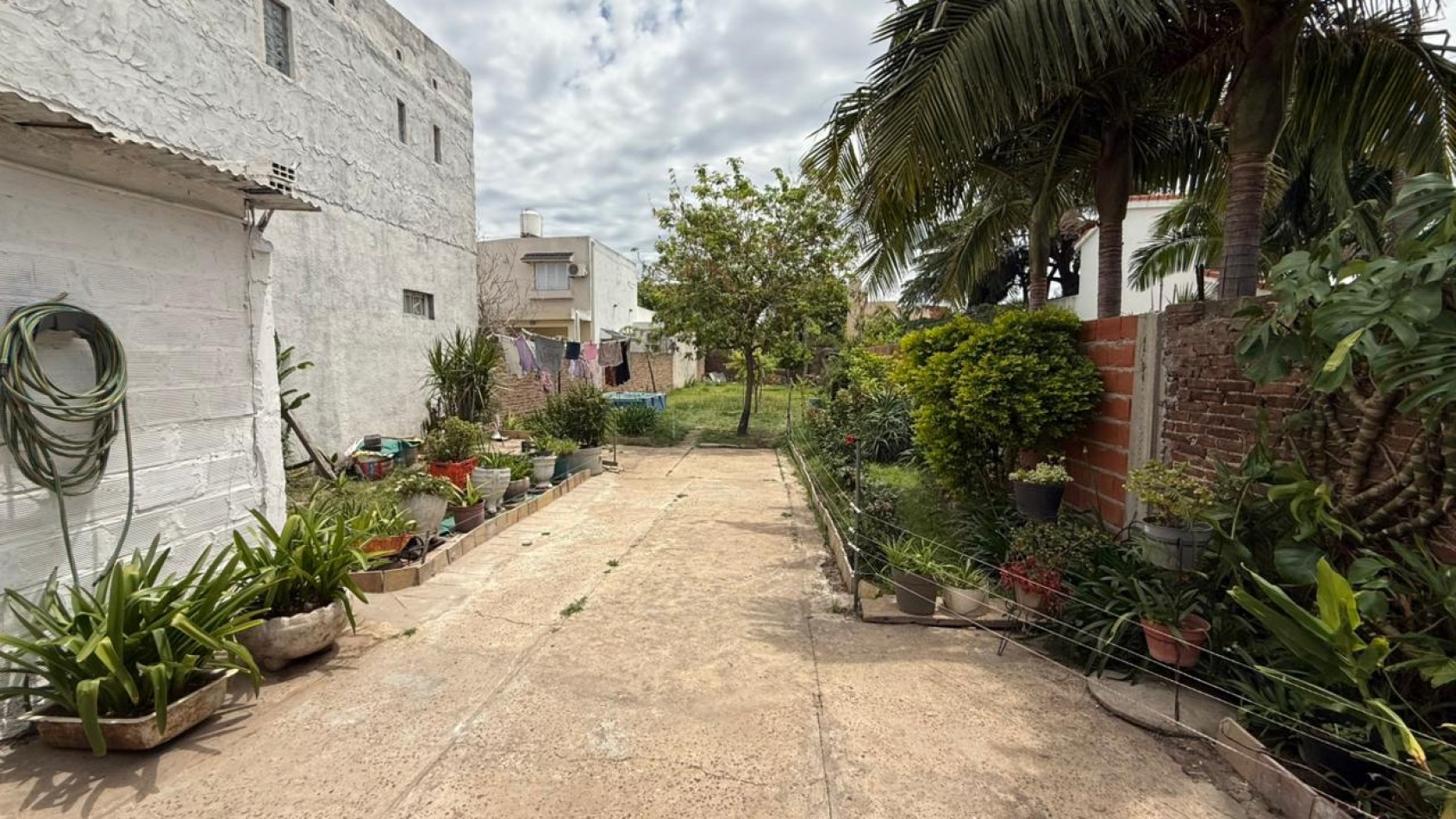 Casa de 3 dorm, cochera y gran fondo verde.