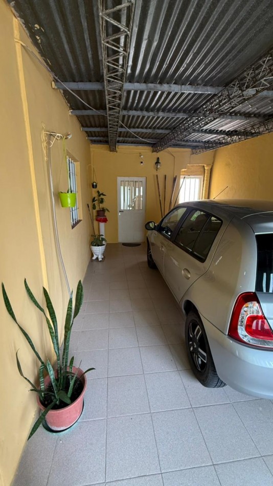 Casa de 3 dorm, cochera y gran fondo verde.