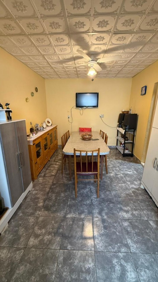 Casa de 3 dorm, cochera y gran fondo verde.