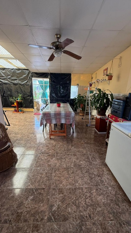 Casa de 3 dorm, cochera y gran fondo verde.