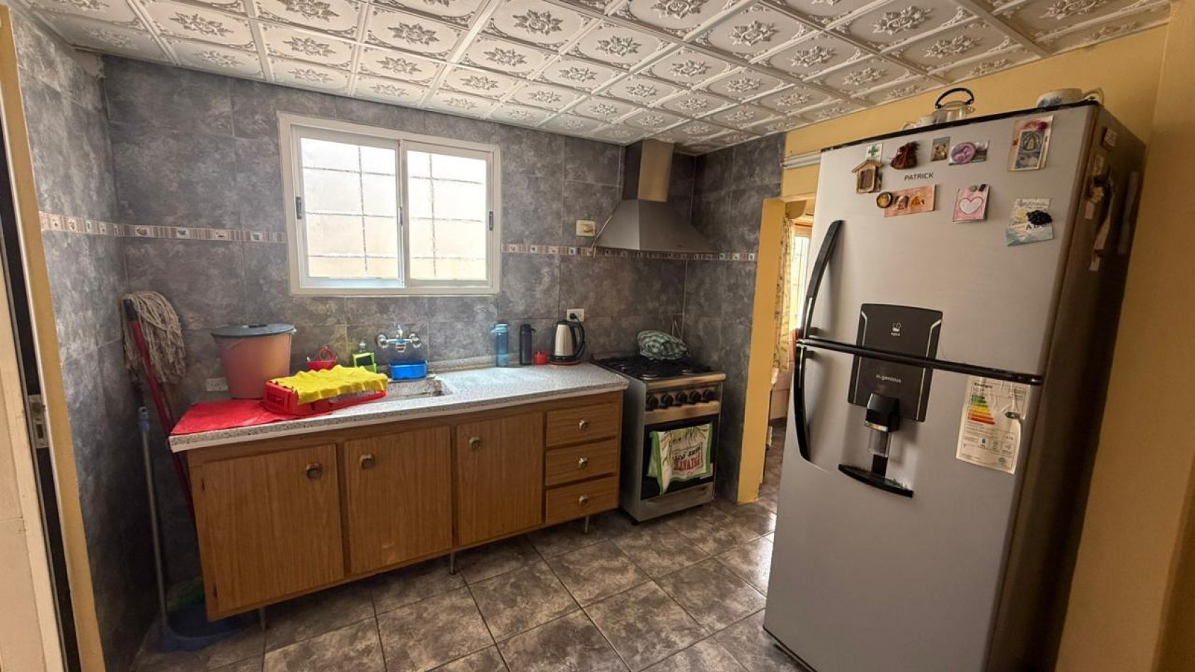 Casa de 3 dorm, cochera y gran fondo verde.