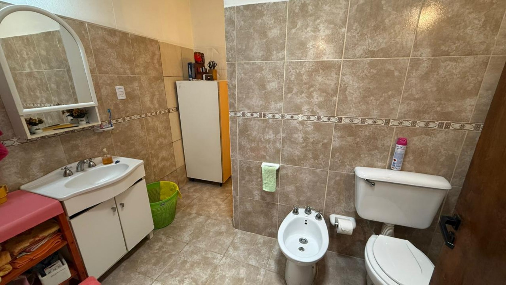 Casa de 3 dorm, cochera y gran fondo verde.