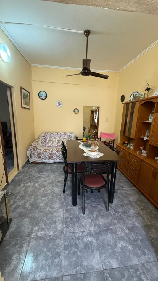 Casa de 3 dorm, cochera y gran fondo verde.