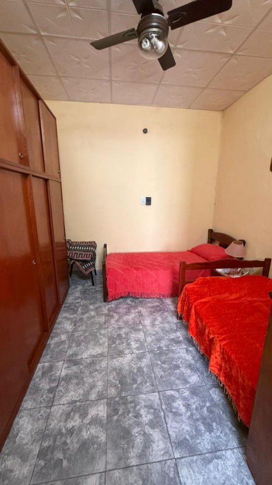 Casa de 3 dorm, cochera y gran fondo verde.