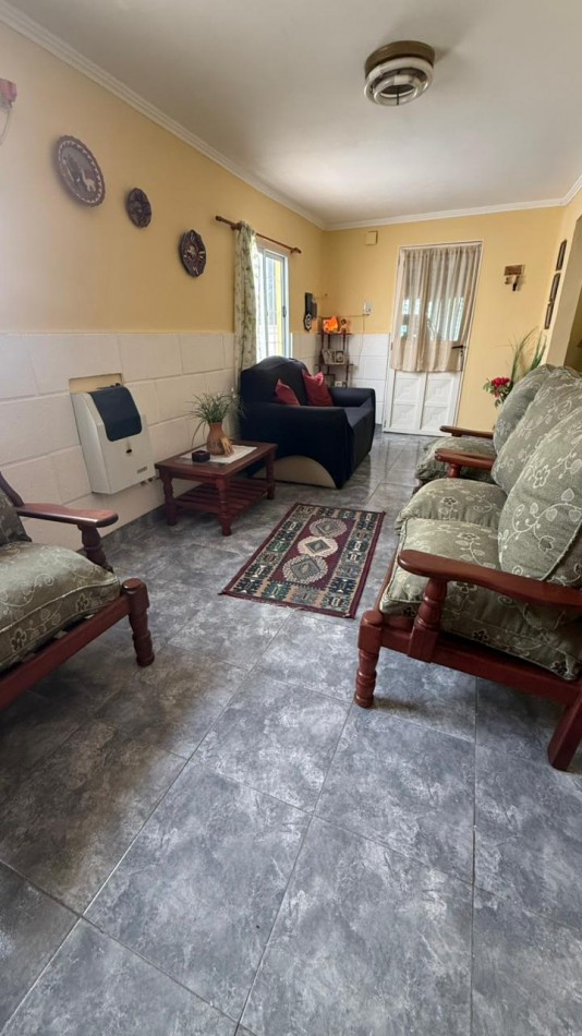 Casa de 3 dorm, cochera y gran fondo verde.