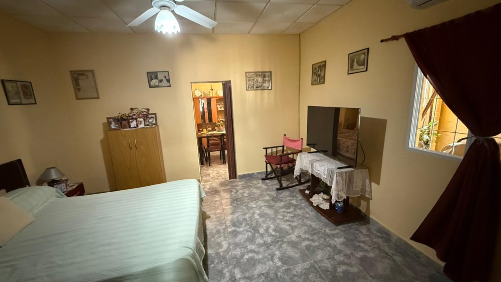 Casa de 3 dorm, cochera y gran fondo verde.