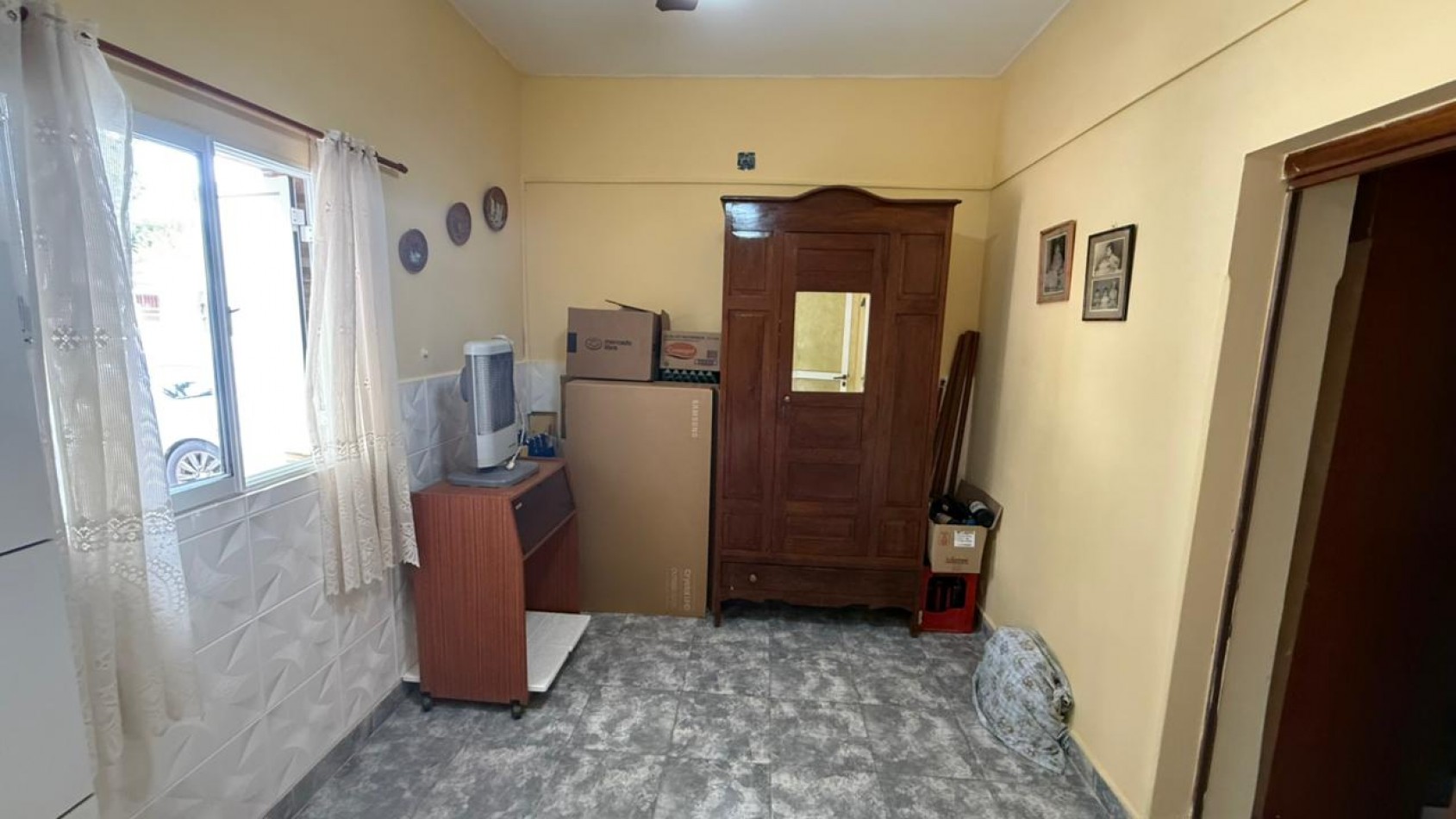 Casa de 3 dorm, cochera y gran fondo verde.