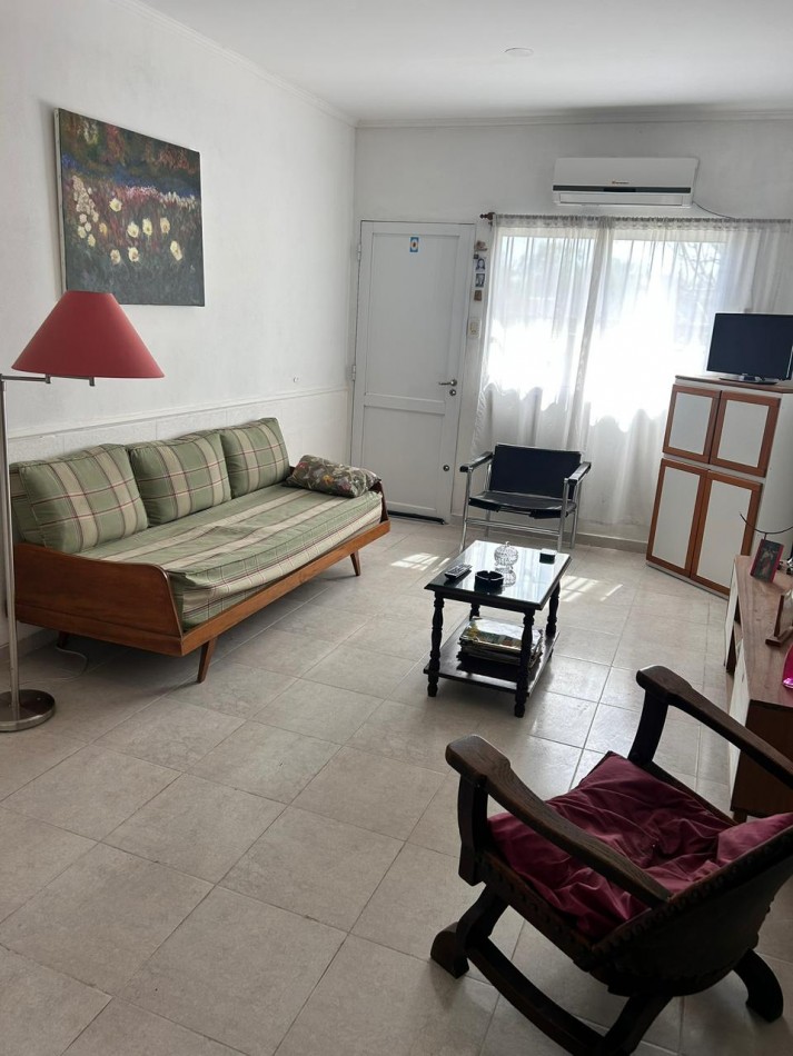 CASA EN ORO VERDE, 2 DORMITORIOS, COCHERA Y JARDIN VERDE. 