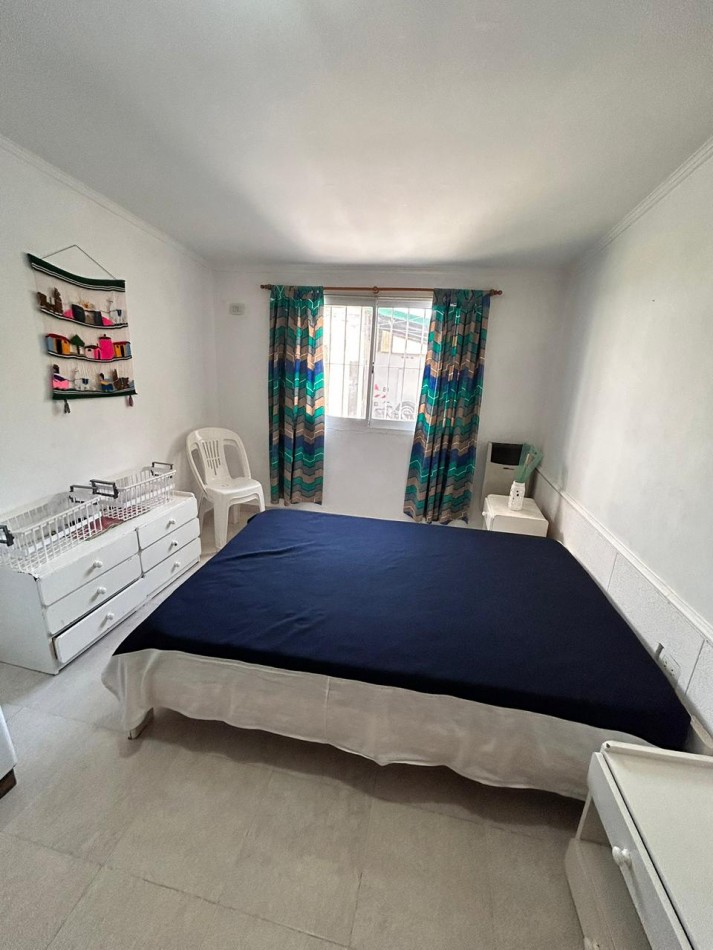 CASA EN ORO VERDE, 2 DORMITORIOS, COCHERA Y JARDIN VERDE. 