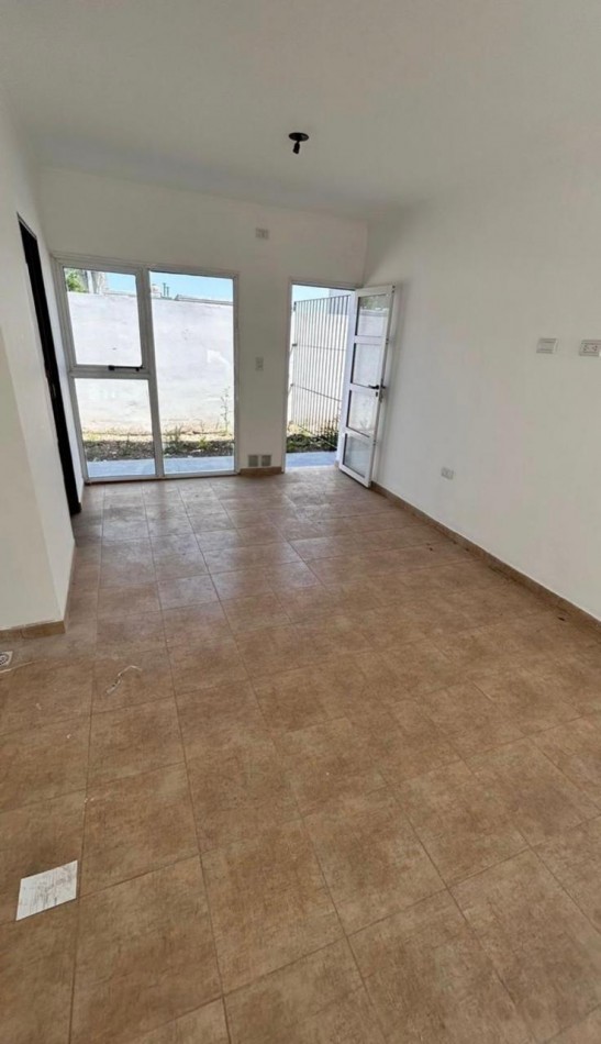 MONOAMBIENTE CON COCHERA EN ORO VERDE.