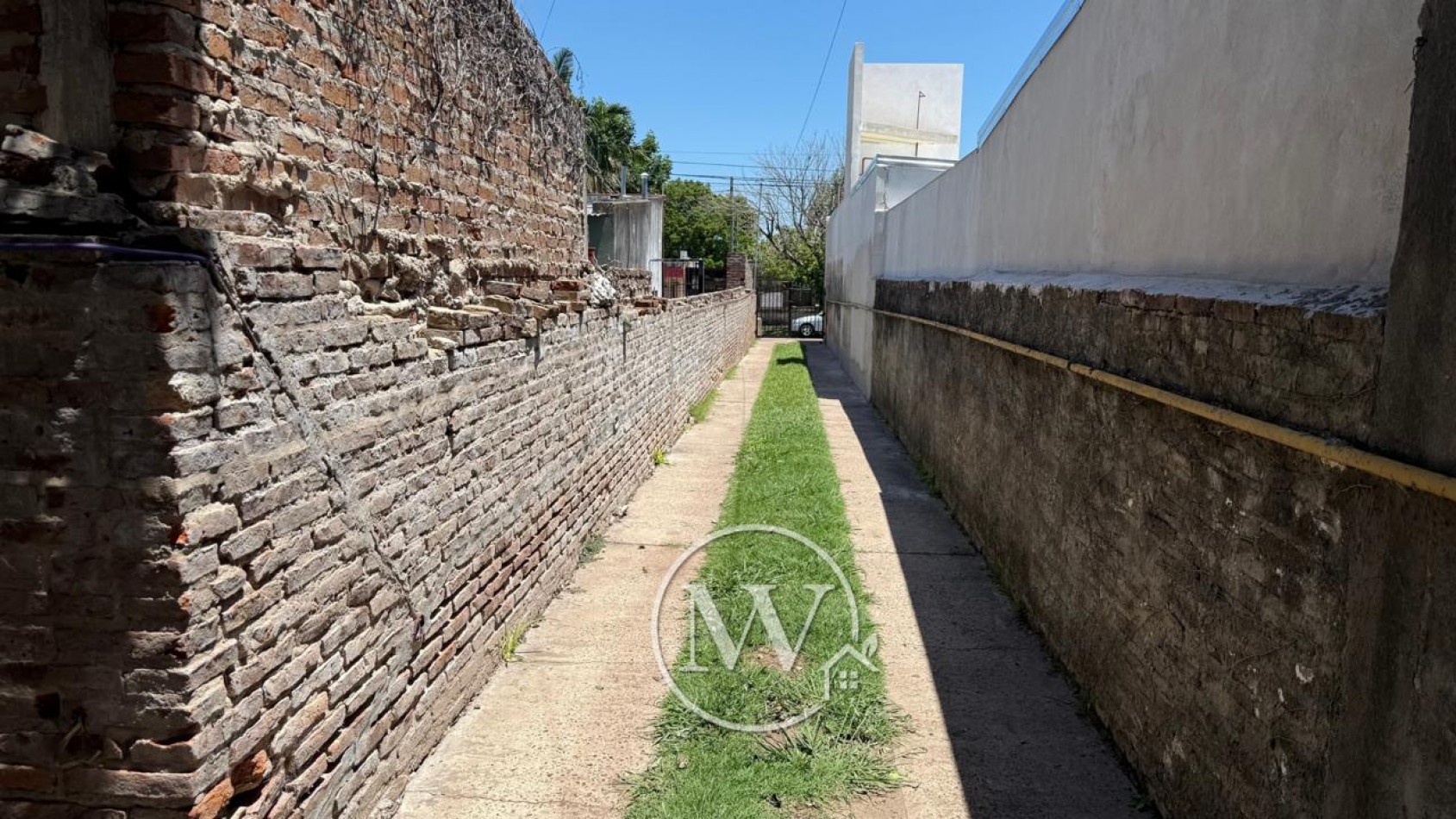 CASA DE 3 DORM, PATIO Y COCHERA, ZONA GAZZANO