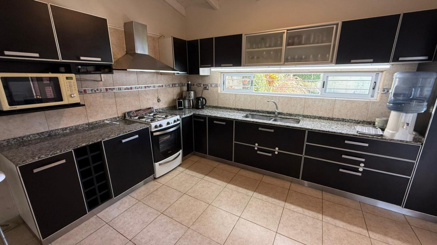 CASA PREMIUM DE 3 DORM, PISCINA, Y COCHERA DOBLE