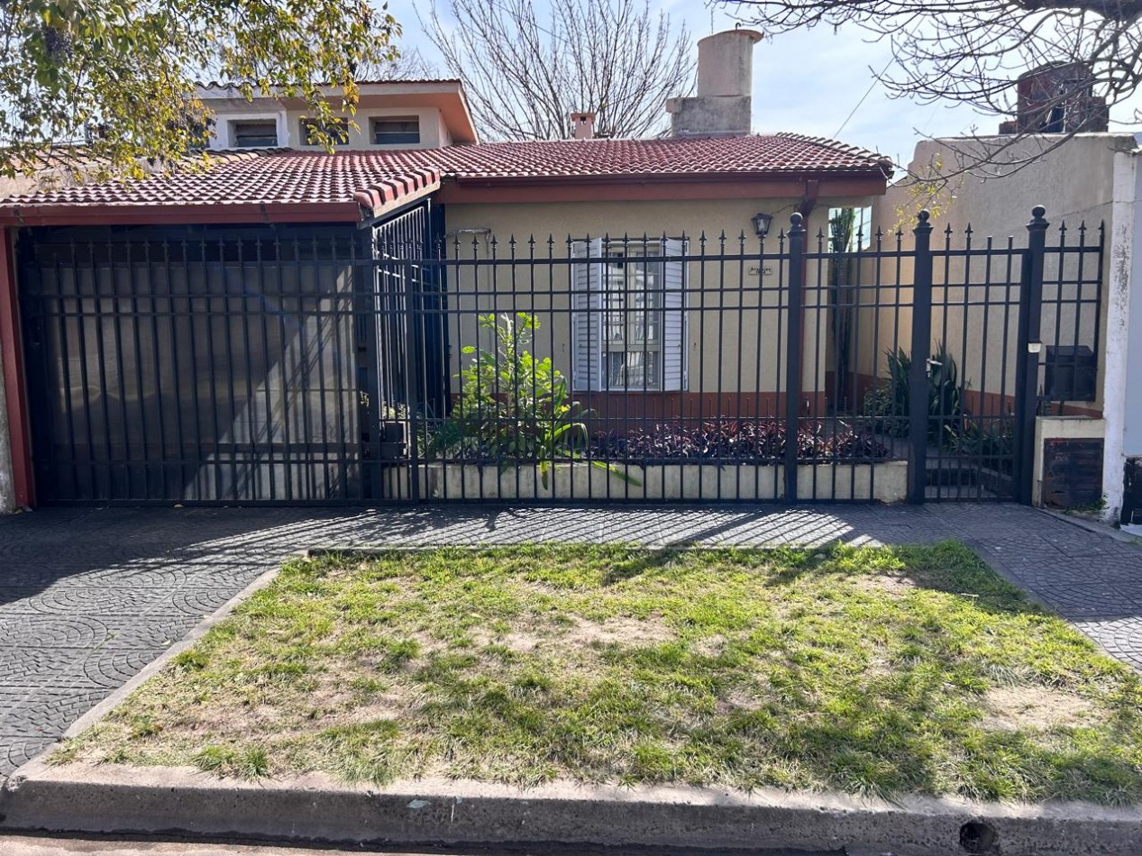 CASA 3 DORM Y COCHERA EN ZONA EJERCITO