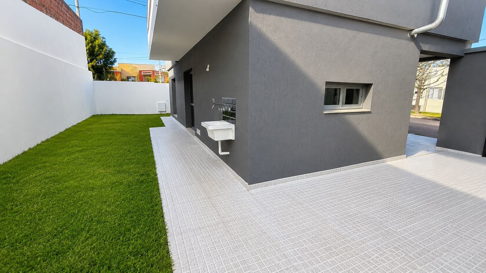 CASA PREMIUM EN ZONA SUR, 3 DORM, COCHERA Y PATIO