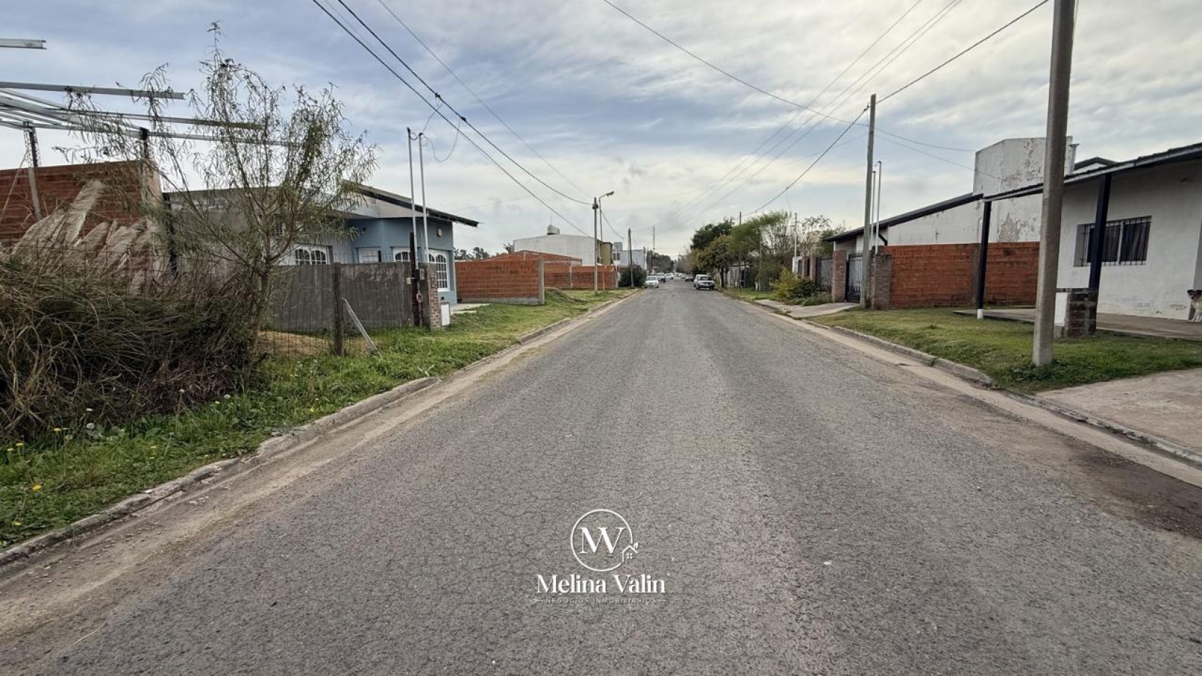 DUPLEX EN ORO VERDE, 2 DORM, COCHERA, PATIO Y PISCINA,