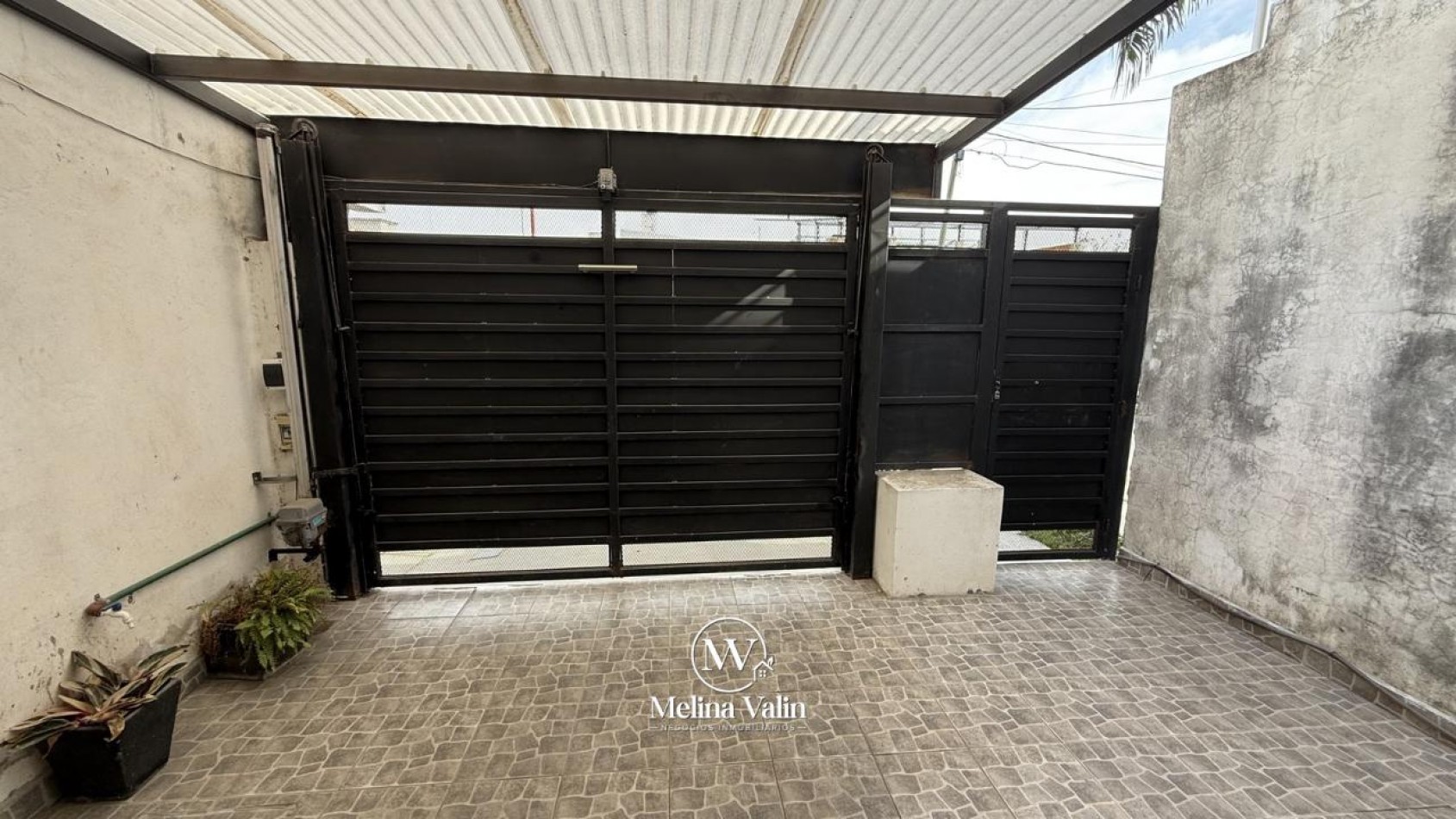 DUPLEX EN ORO VERDE, 2 DORM, COCHERA, PATIO Y PISCINA,