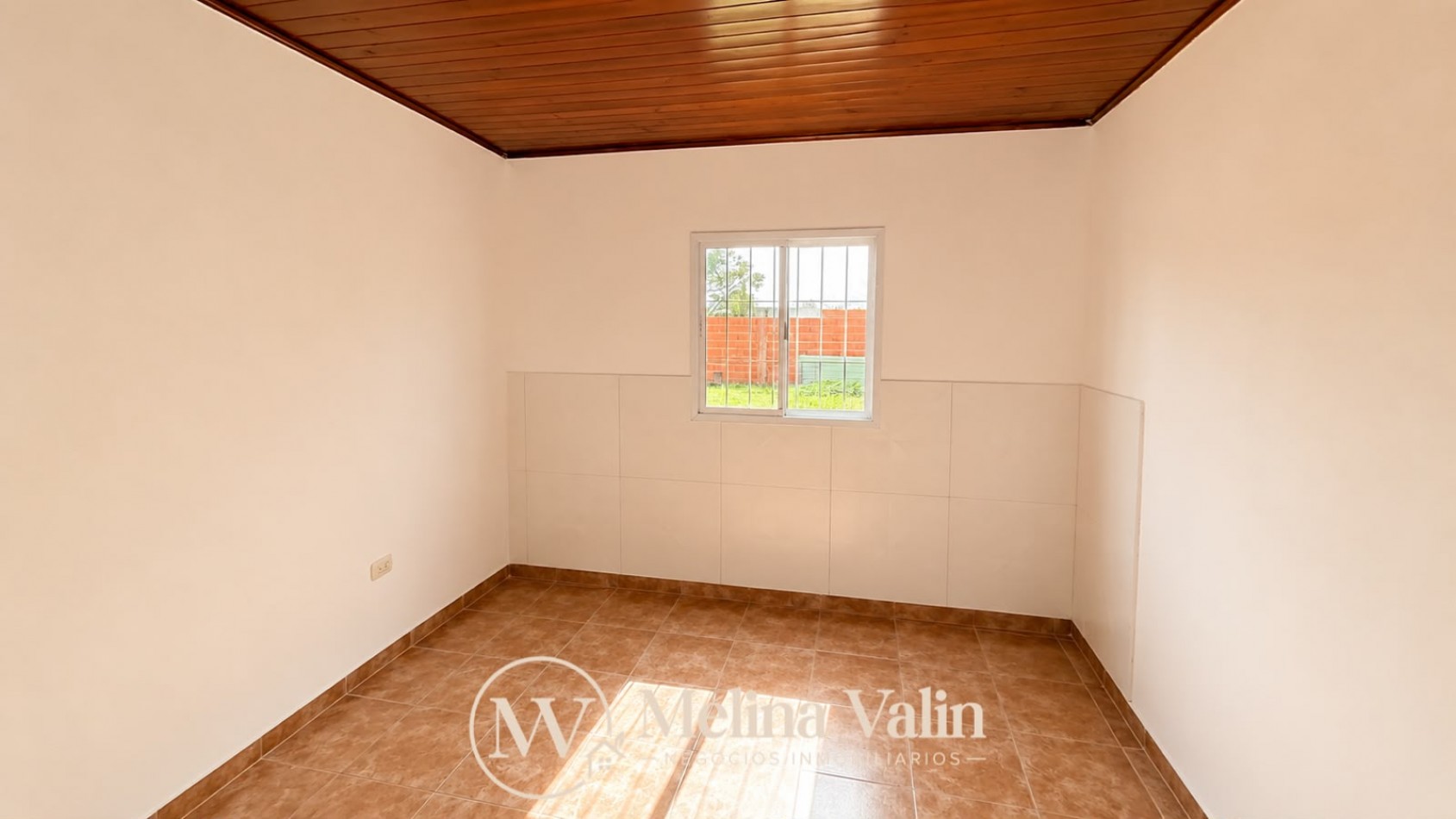 SE ALQUILA CASA EN SAN BENITO, 2 DORM, PATIO VERDE Y ESPACIO P/VEHICULO