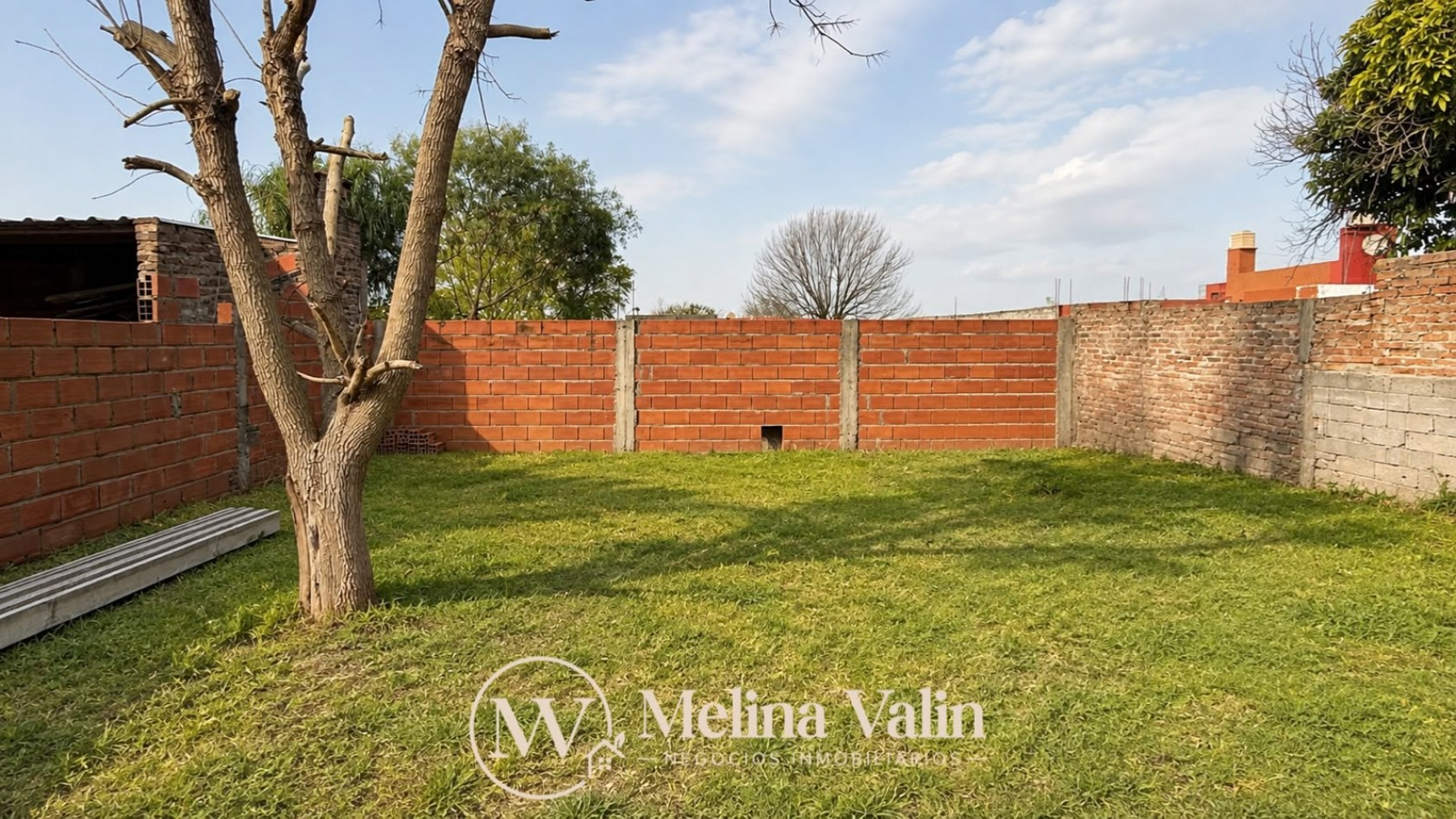 SE ALQUILA CASA EN SAN BENITO, 2 DORM, PATIO VERDE Y ESPACIO P/VEHICULO