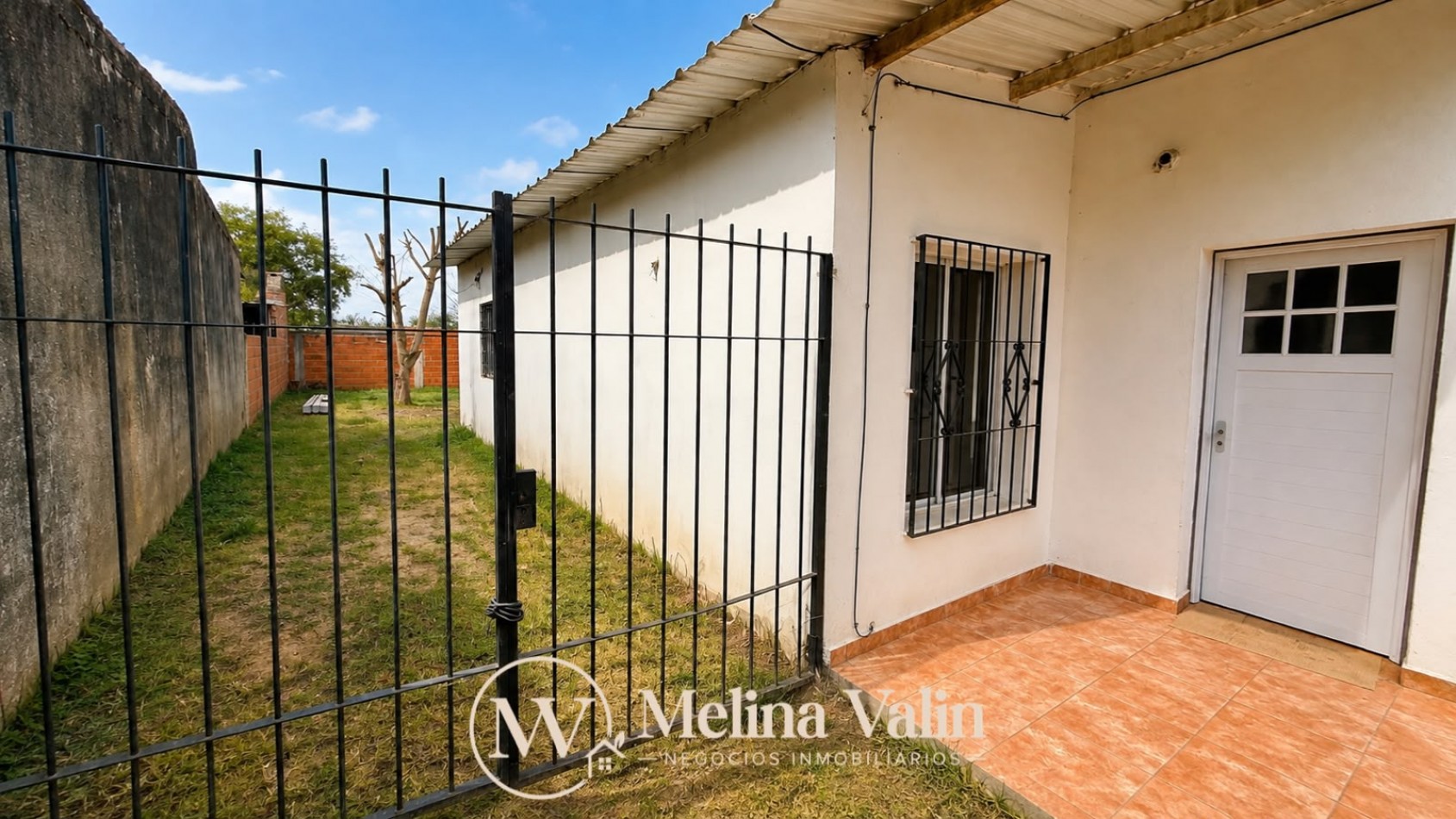 SE ALQUILA CASA EN SAN BENITO, 2 DORM, PATIO VERDE Y ESPACIO P/VEHICULO