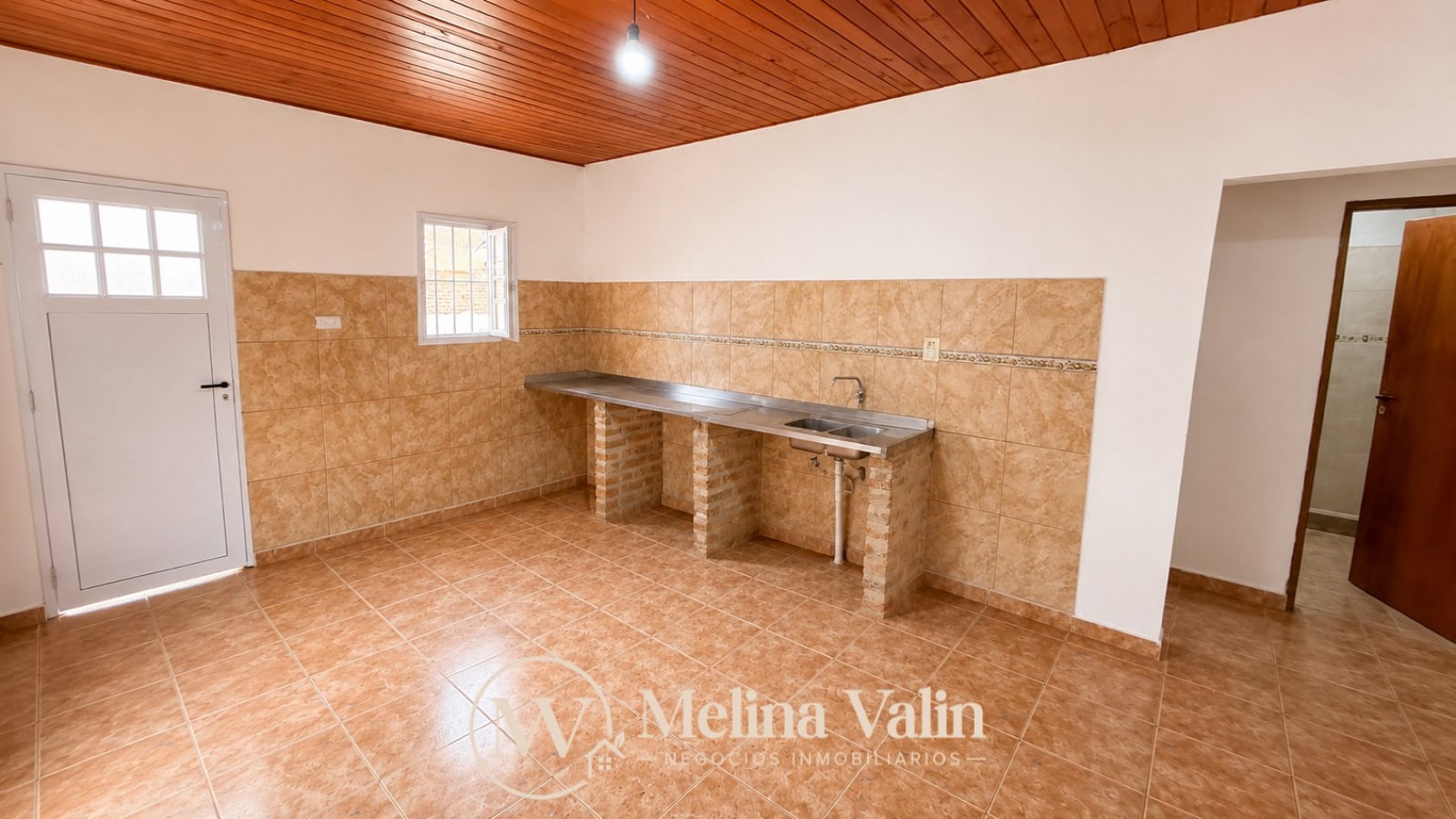 SE ALQUILA CASA EN SAN BENITO, 2 DORM, PATIO VERDE Y ESPACIO P/VEHICULO