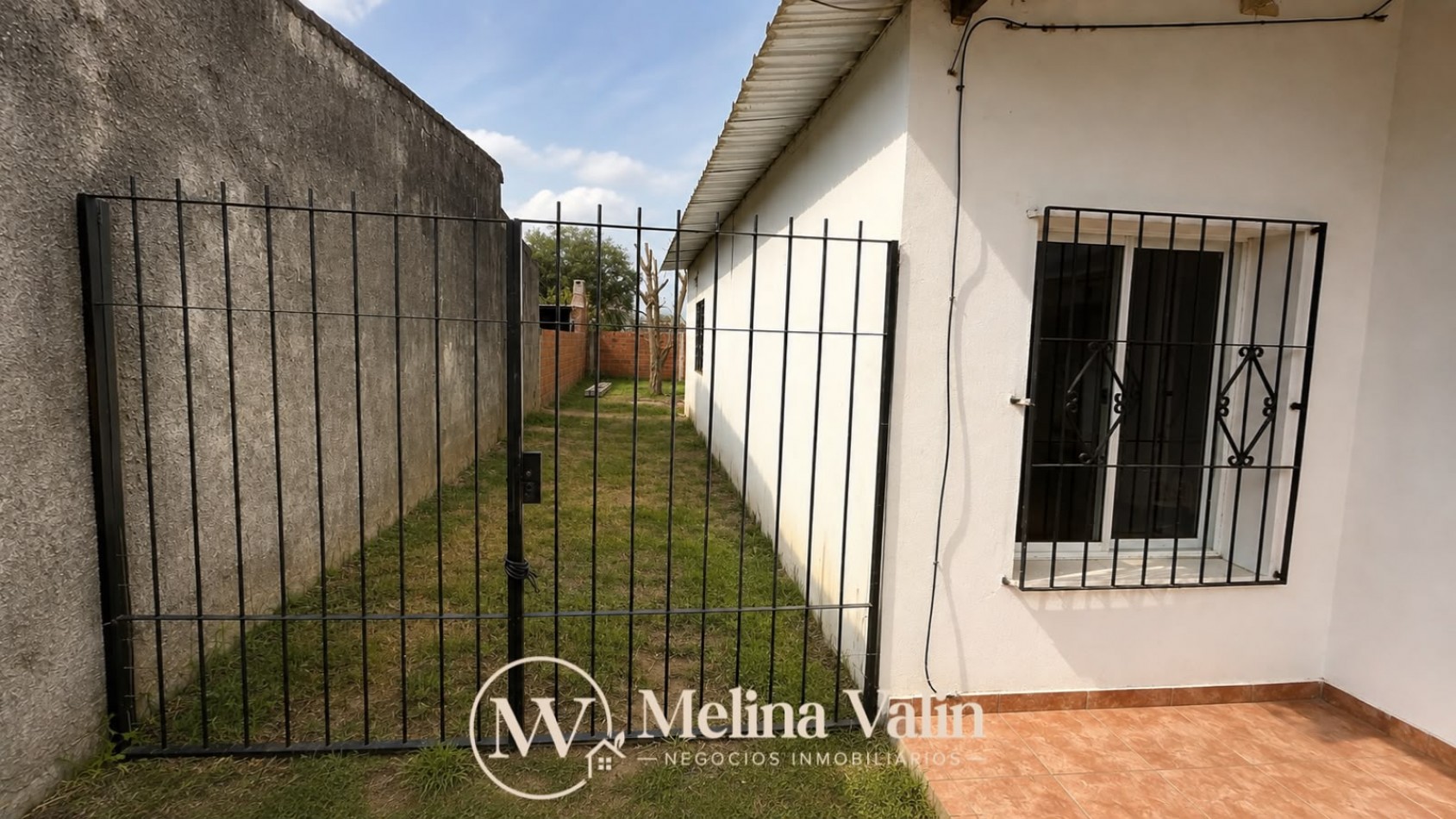 SE ALQUILA CASA EN SAN BENITO, 2 DORM, PATIO VERDE Y ESPACIO P/VEHICULO