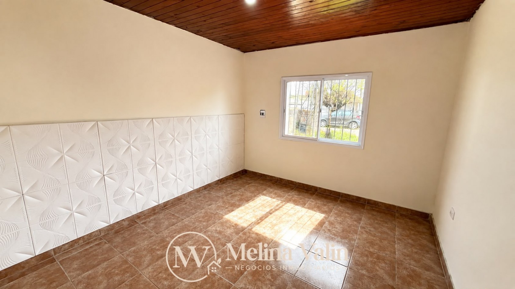 SE ALQUILA CASA EN SAN BENITO, 2 DORM, PATIO VERDE Y ESPACIO P/VEHICULO