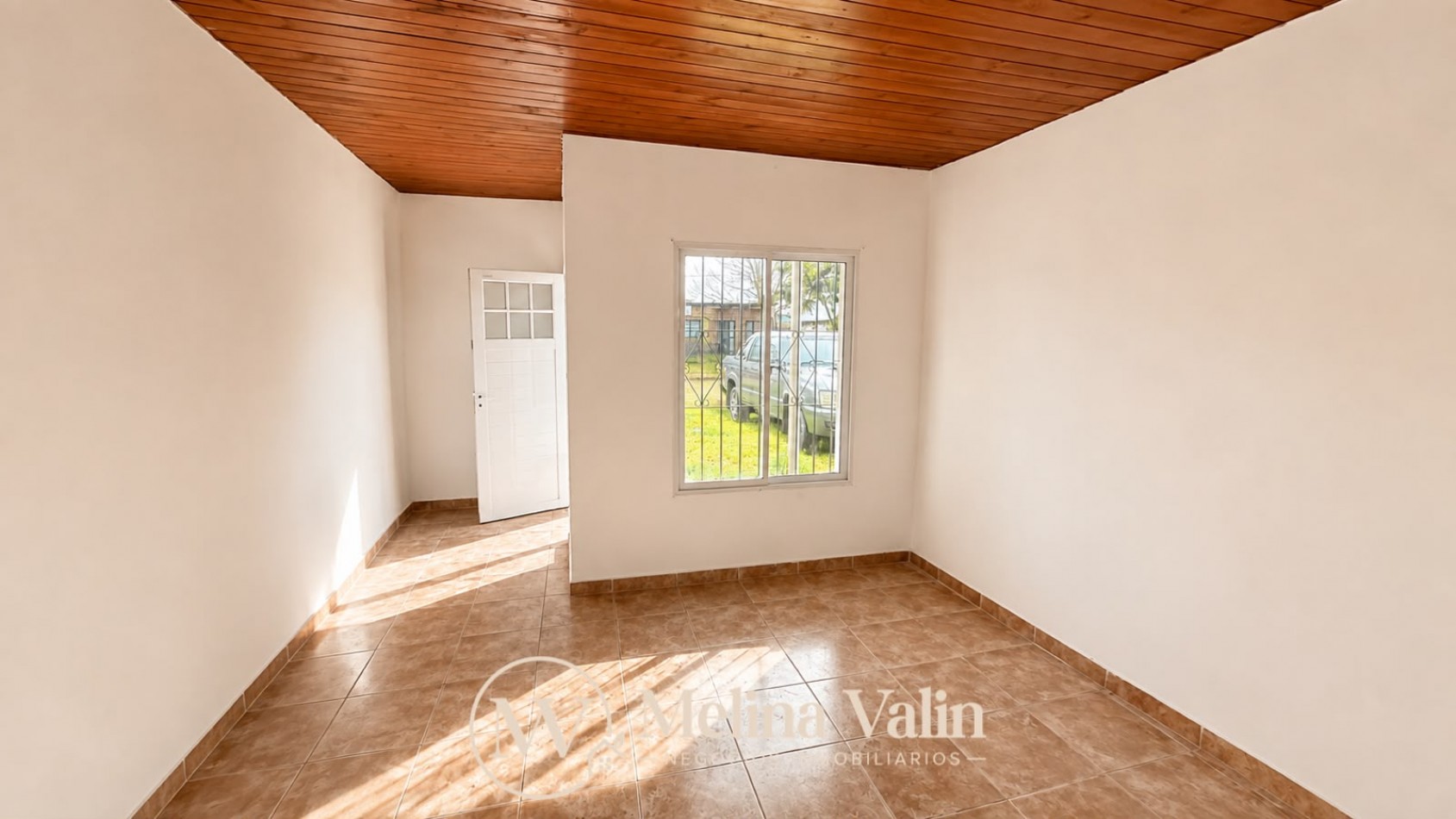 SE ALQUILA CASA EN SAN BENITO, 2 DORM, PATIO VERDE Y ESPACIO P/VEHICULO