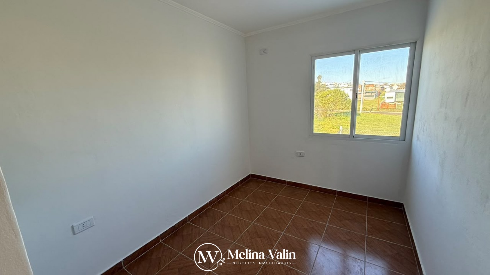 SE ALQUILA DUPLEX DE 3 DORMITORIOS EN ORO VERDE, A ESTRENAR.