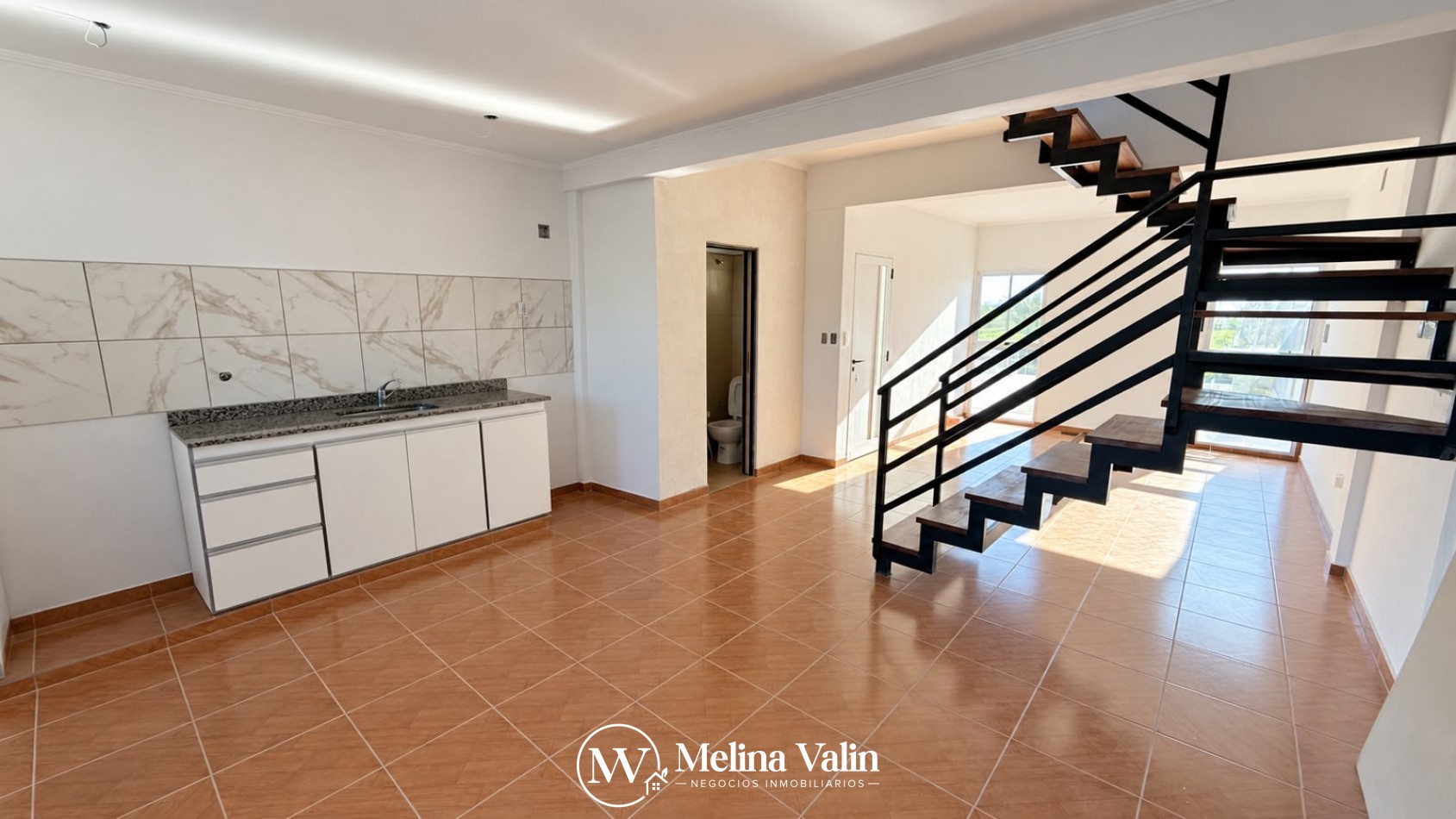 SE ALQUILA DUPLEX DE 3 DORMITORIOS EN ORO VERDE, A ESTRENAR.