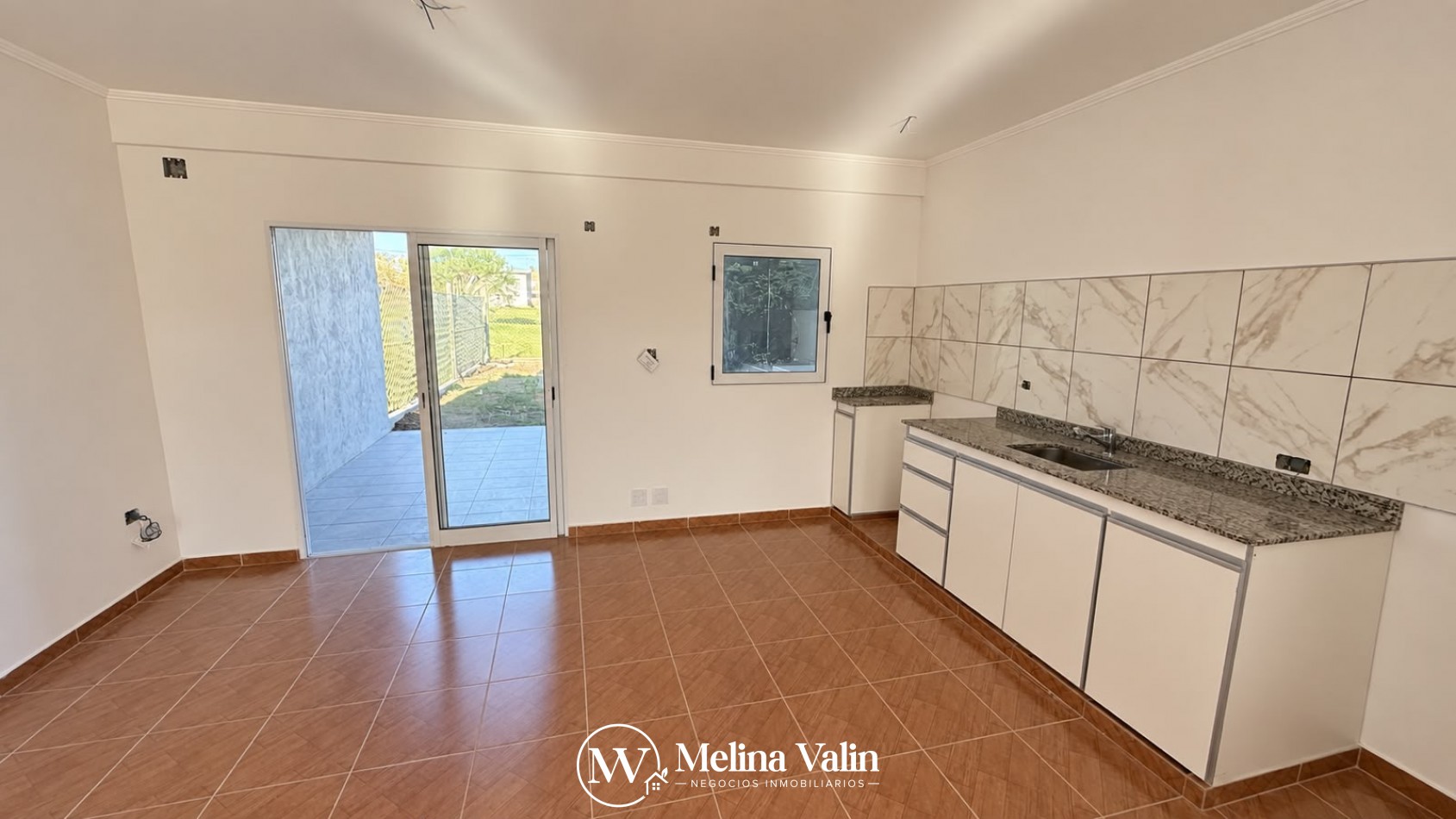 SE ALQUILA DUPLEX DE 3 DORMITORIOS EN ORO VERDE, A ESTRENAR.