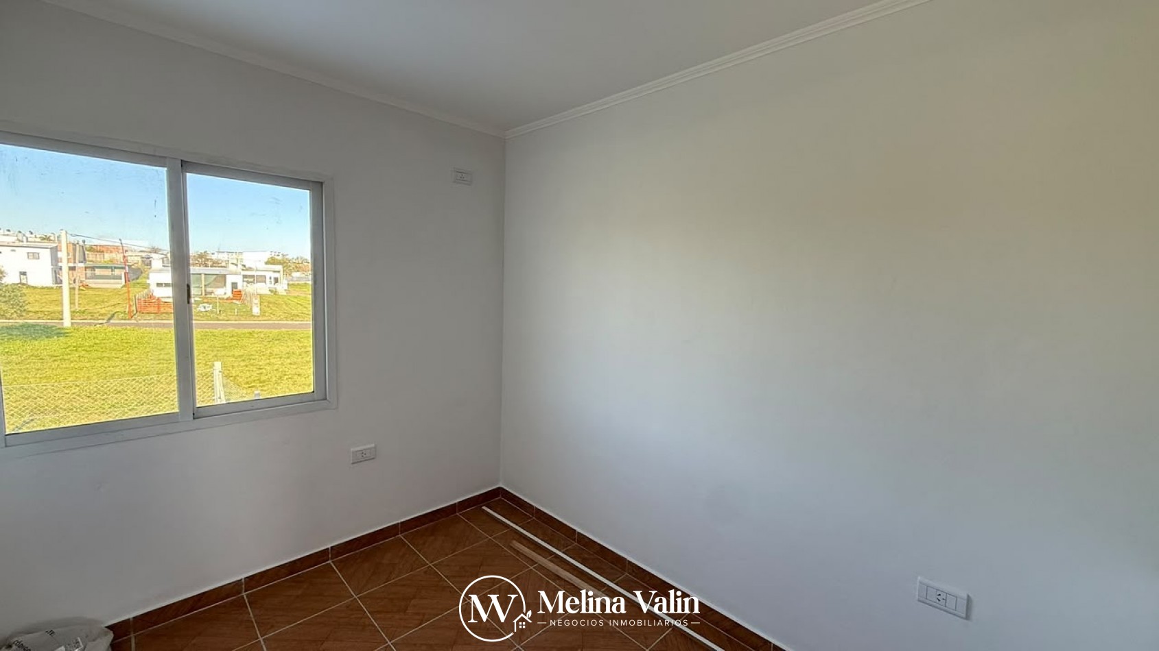 SE ALQUILA DUPLEX DE 3 DORMITORIOS EN ORO VERDE, A ESTRENAR.