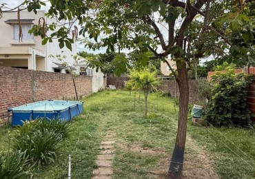 Casa de 3 dorm, cochera y gran fondo verde.