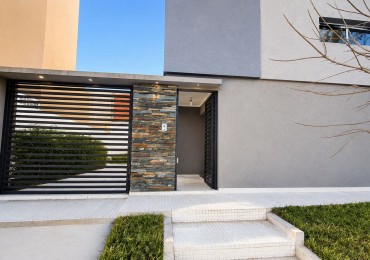 CASA PREMIUM EN ZONA SUR, 3 DORM, COCHERA Y PATIO