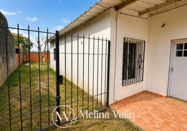 SE ALQUILA CASA EN SAN BENITO, 2 DORM, PATIO VERDE Y ESPACIO P/VEHICULO